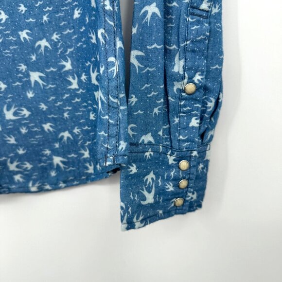 LEVI'S WOMEN'S PRINTED DENIM COLOR BLOCKED ANNIE SHIRT, BLUE BIRD, MEDIUM - Picture 7 of 11